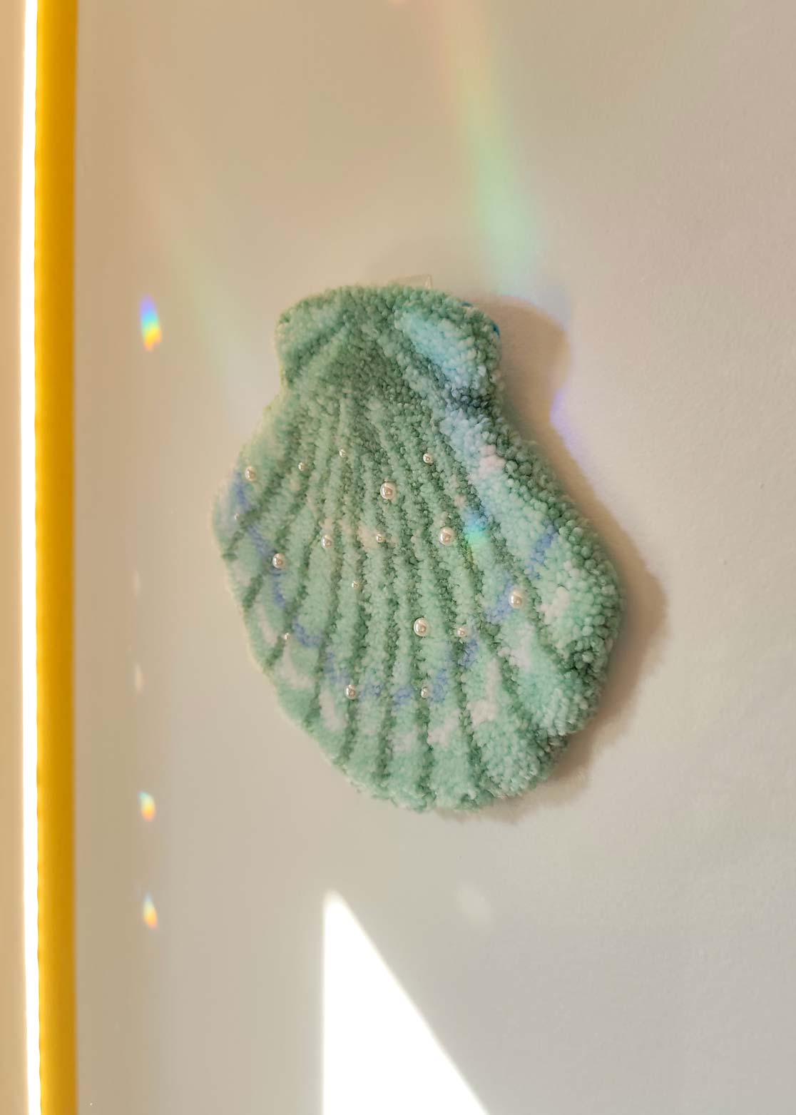 Décoration murale tuftée - coquillage perlé