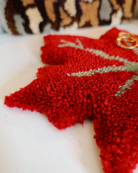 Décoration tuftée - feuille d’érable rouge