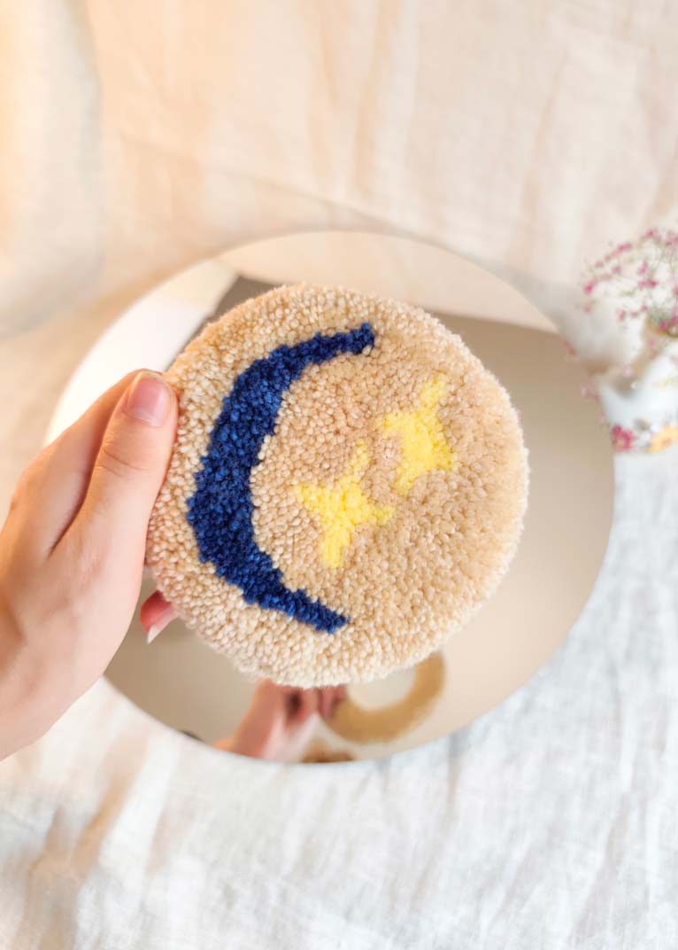 Miroir main tufté - lune et étoile