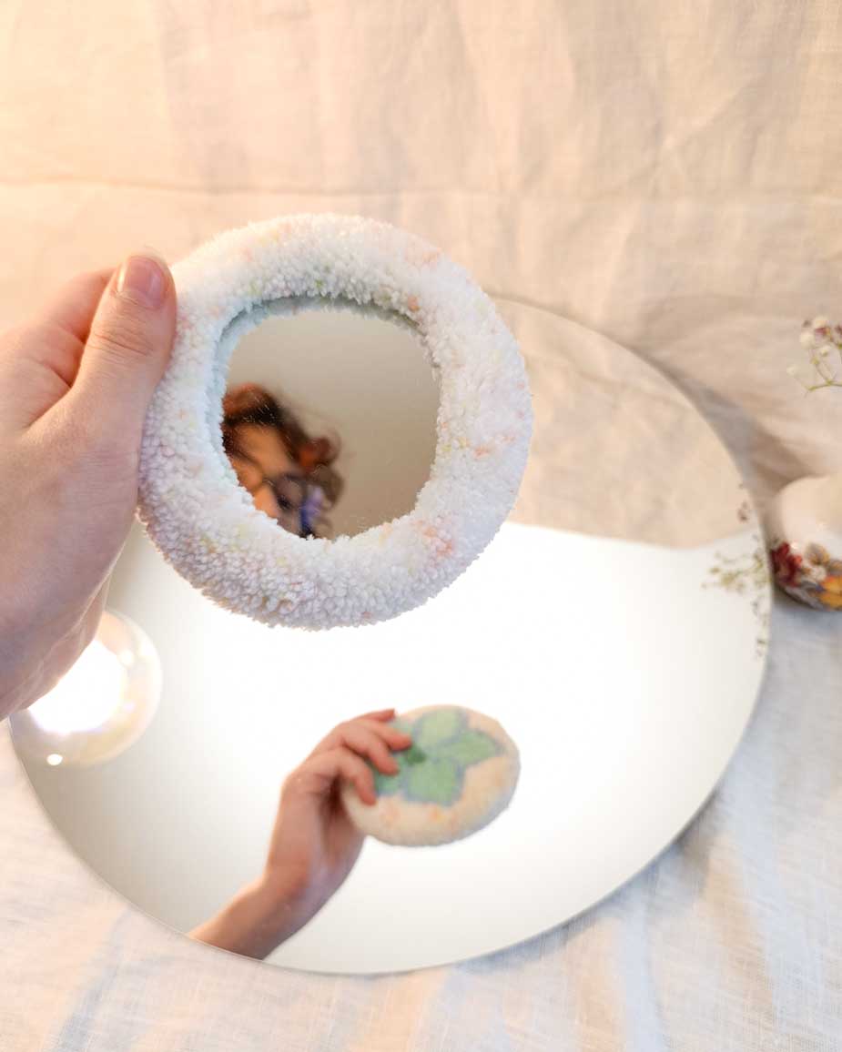 Miroir main tufté - fleur turquoise