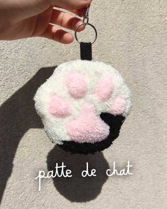 Patte de chat et chien en tufting