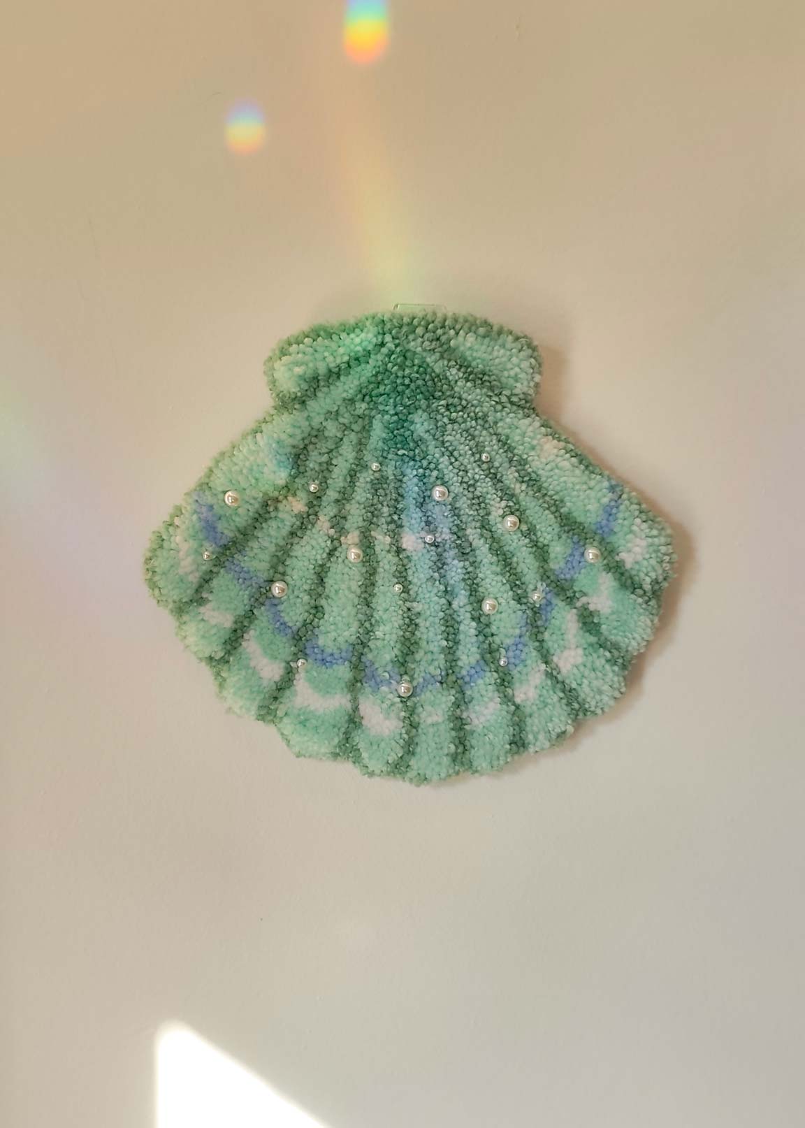 Décoration murale tuftée - coquillage perlé