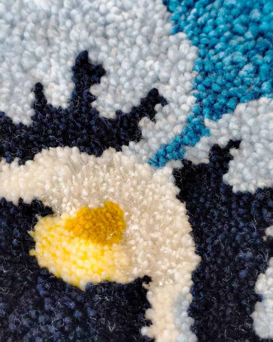 Décoration murale tuftée - pensée bleue