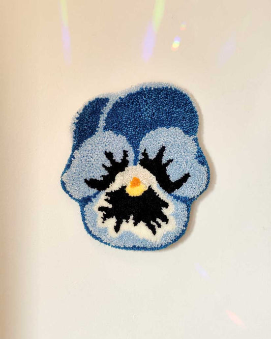 Décoration murale tuftée - pensée bleue