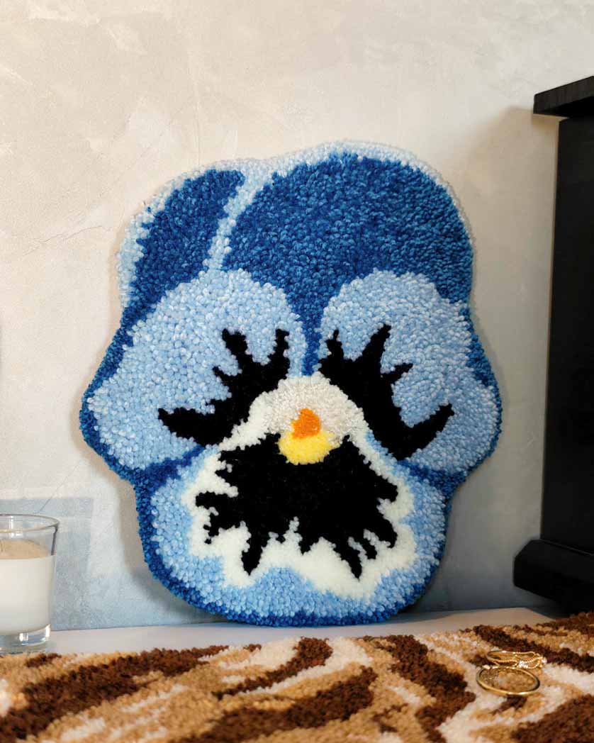 Décoration murale tuftée - pensée bleue