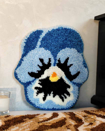 Décoration murale tuftée - pensée bleue