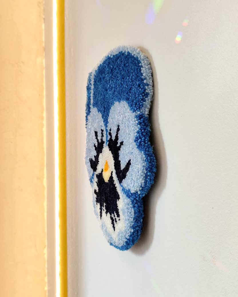 Décoration murale tuftée - pensée bleue