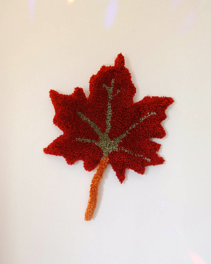 Décoration tuftée - feuille d’érable rouge