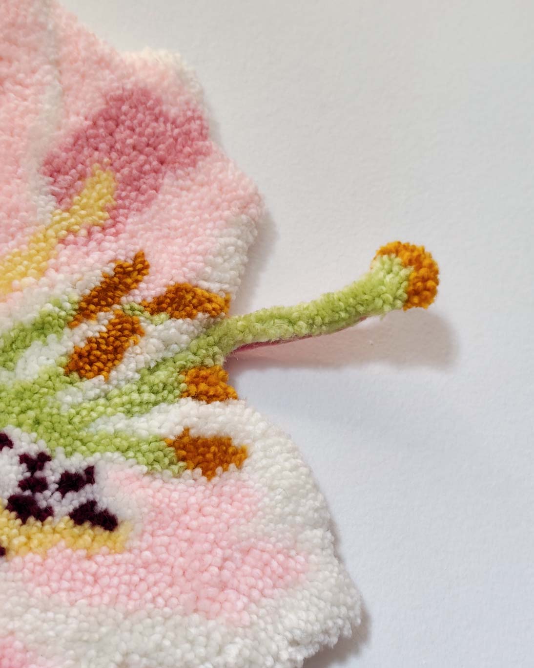 Fleur de lys tuftée murale - pistil malléable