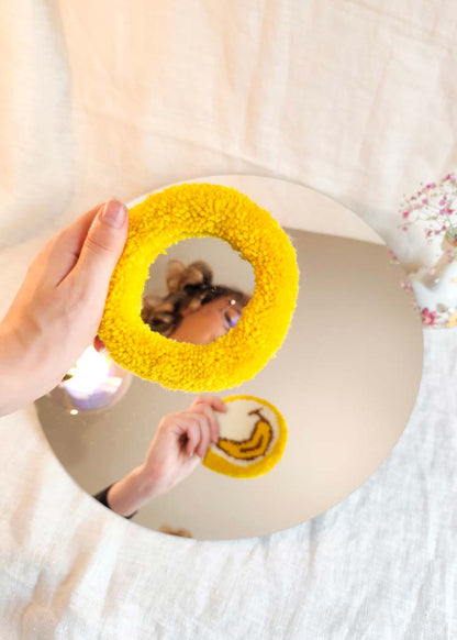Miroir main tufté - banane