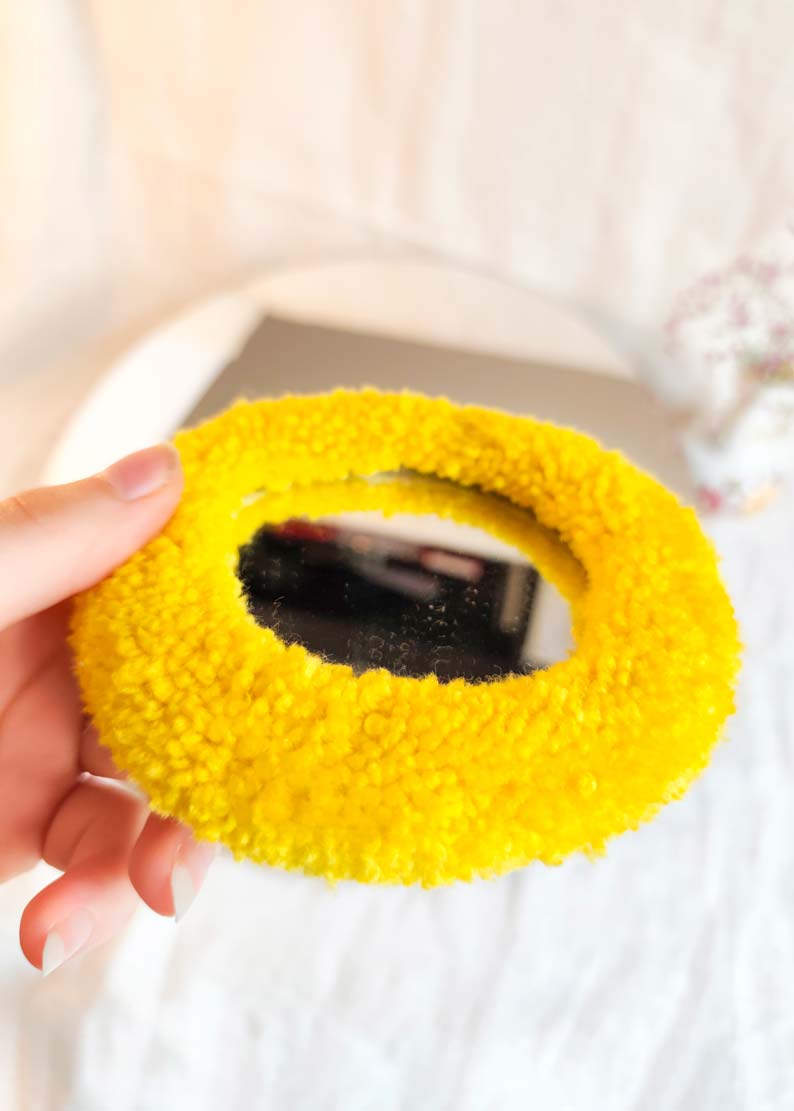 Miroir main tufté - banane