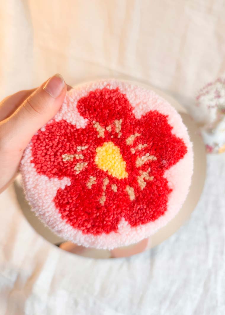 Miroir main tufté - fleur rose