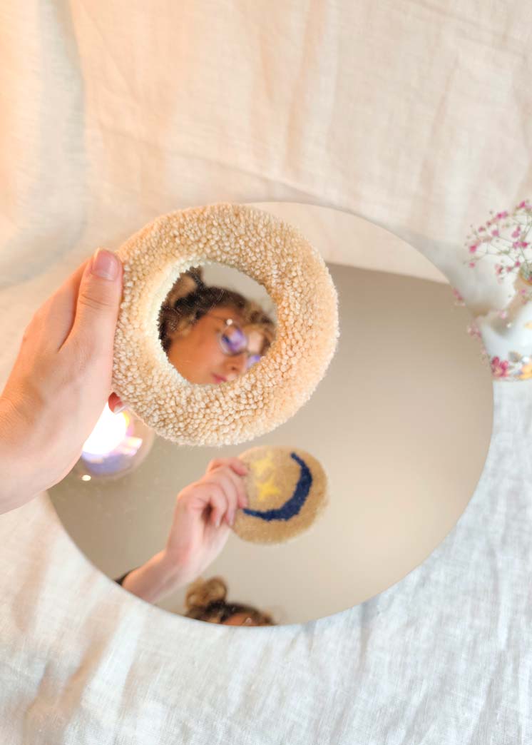 Miroir main tufté - lune et étoile
