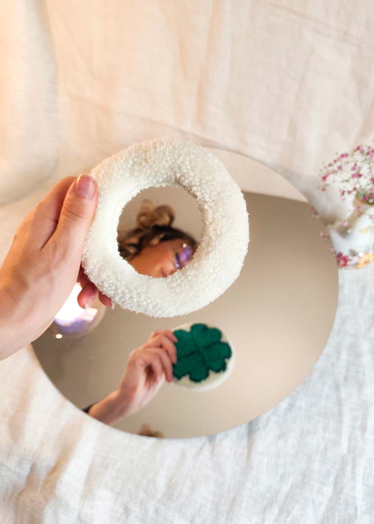 Miroir main tufté - trèfle porte bonheur