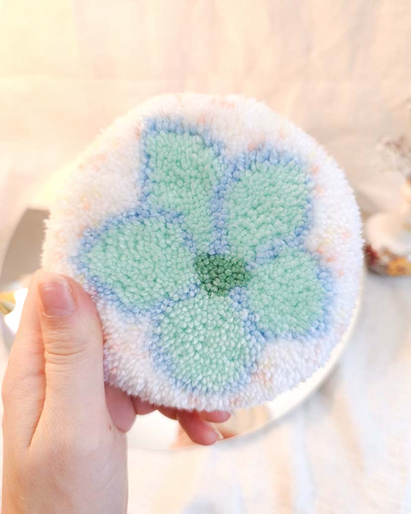 Miroir main tufté - fleur turquoise