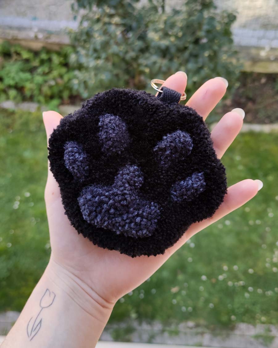 Patte de chat et chien en tufting