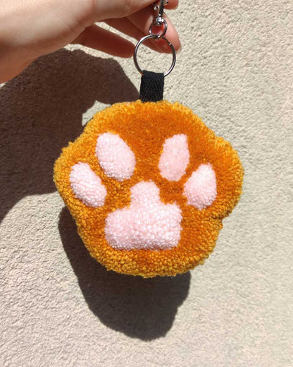 Patte de chat et chien en tufting