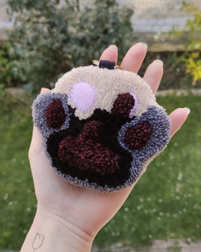Patte de chat et chien en tufting
