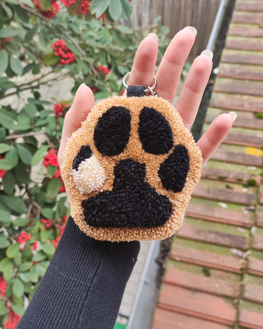 Patte de chat et chien en tufting