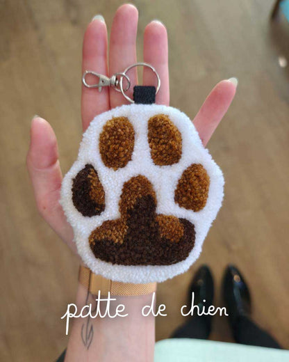 Patte de chat et chien en tufting