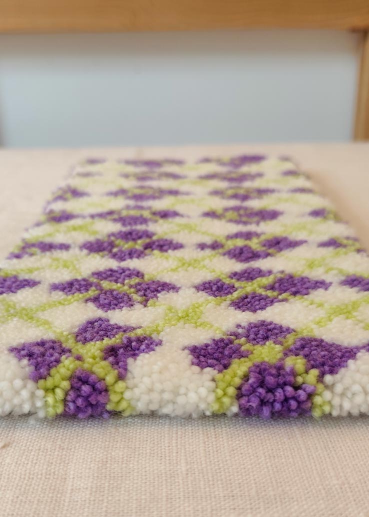Petit tapis tufté - motif losanges violets