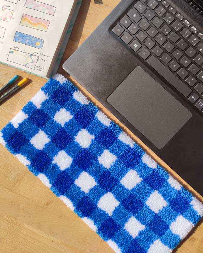 Petit tapis tufté - motif vichy bleu