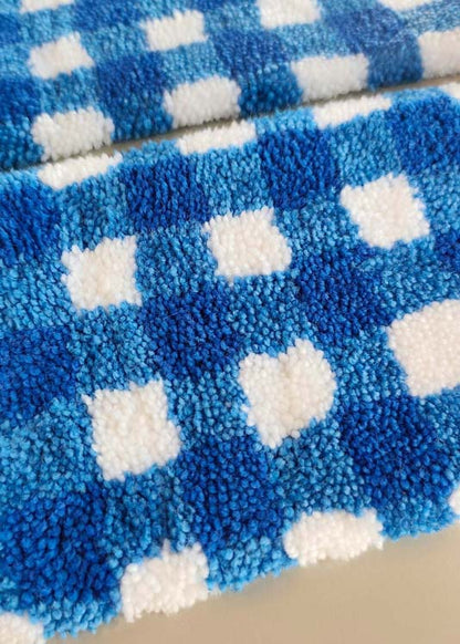 Petit tapis tufté - motif vichy bleu